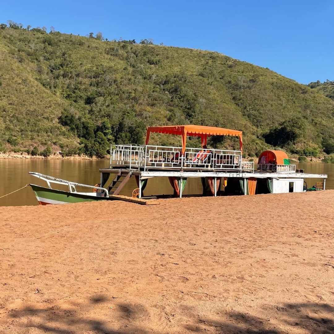 Pont suspendu Tsingy de Bemaraha Chaland Descente Tsiribihina Miandrivazo