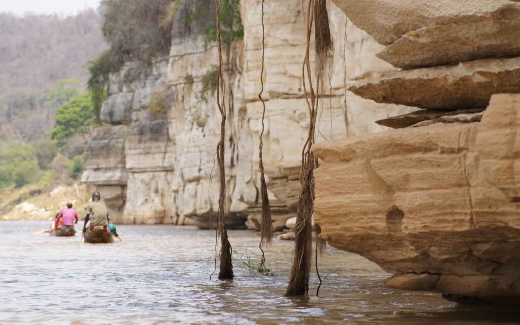 Pont suspendu Tsingy de Bemaraha Descente en pirogue sur le fleuve Tsiribihina, Ouest de Madagascar