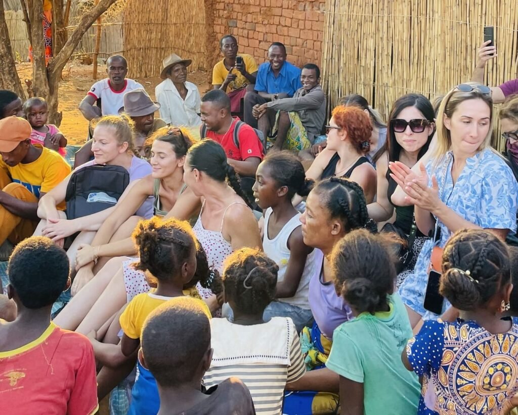 Pont suspendu Tsingy de Bemaraha Rencontre avec la culture Sakalava, village traditionnel ouest Madagascar