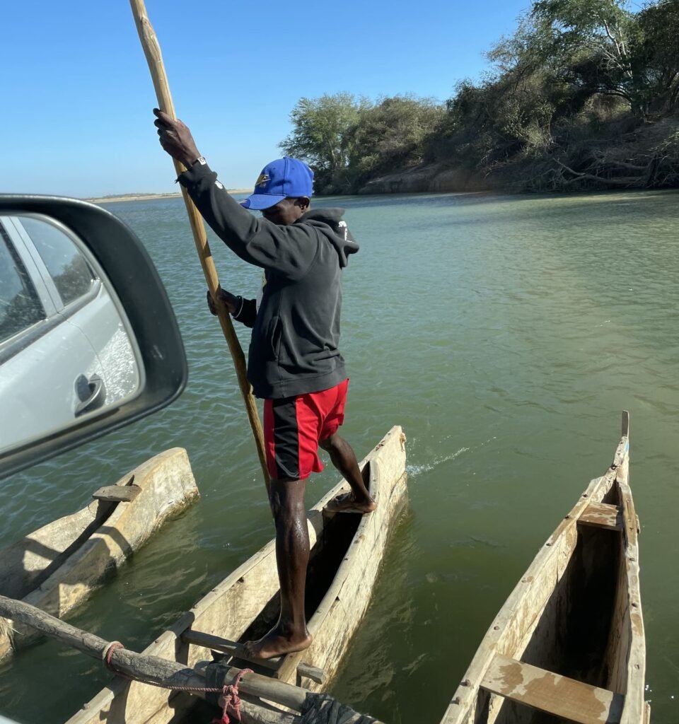 Pont suspendu Tsingy de Bemaraha Traversée en bac, sur la route d'aventure ouest Madagascar