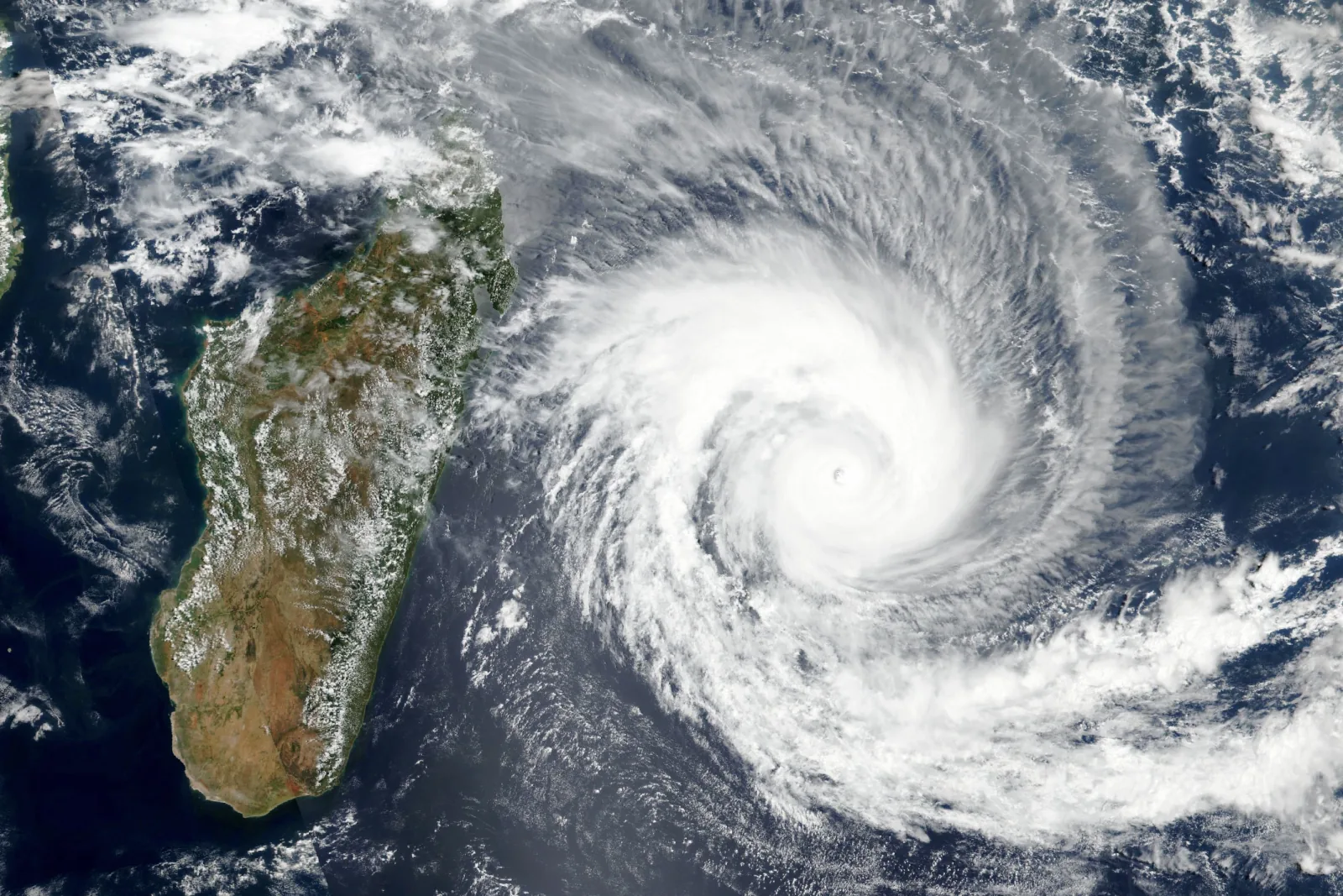 Image satellite du cyclone tropical Batsirai approchant la côte est de Madagascar le 2 février 2022
